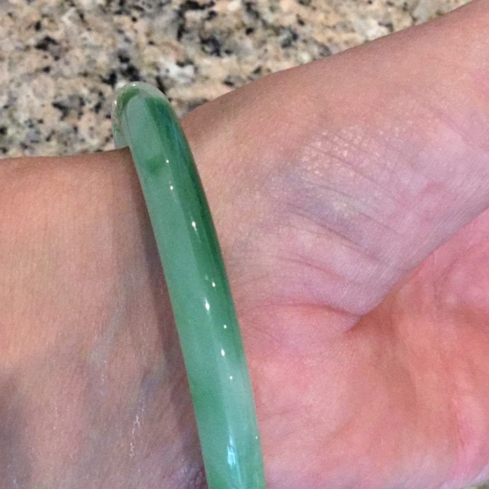 Beautiful Jade Bracelet w/ Hematite - Picture 4 of 5